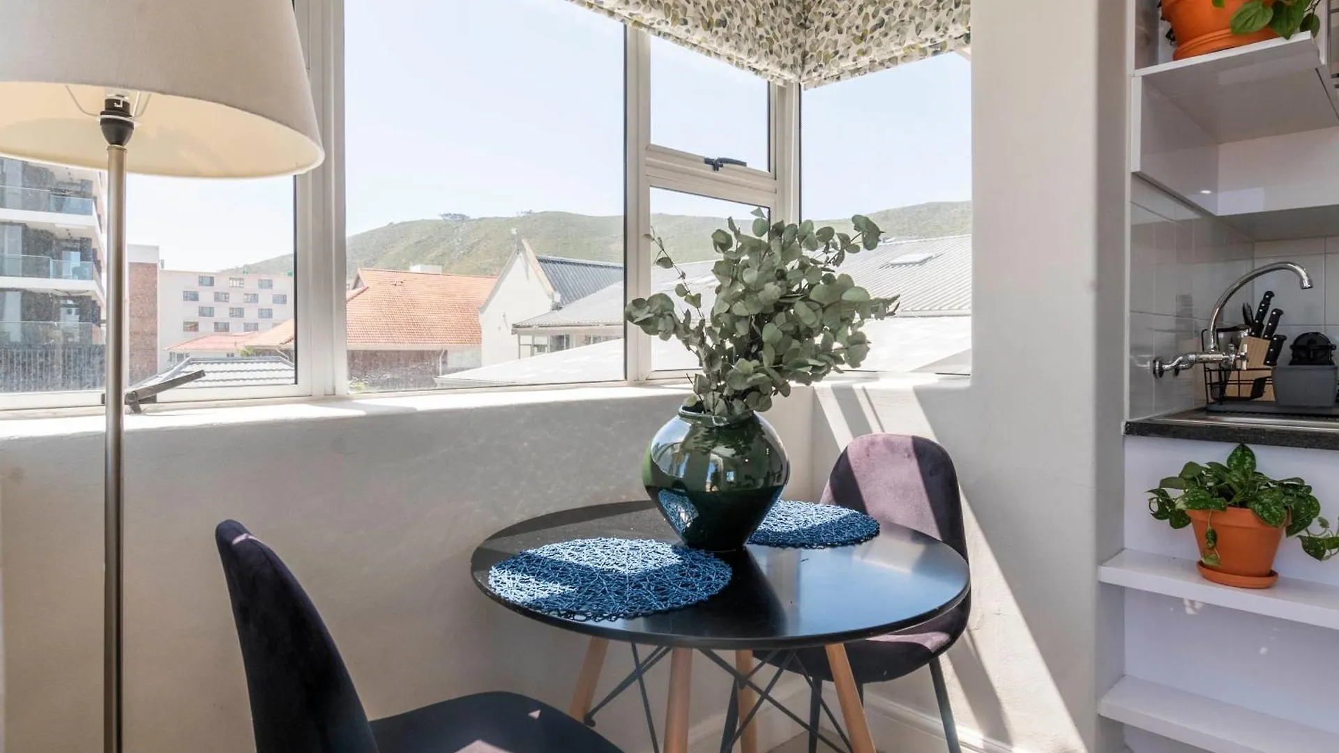 Bright Modern 2Bed1 Central Apartment With Pool Cape Town