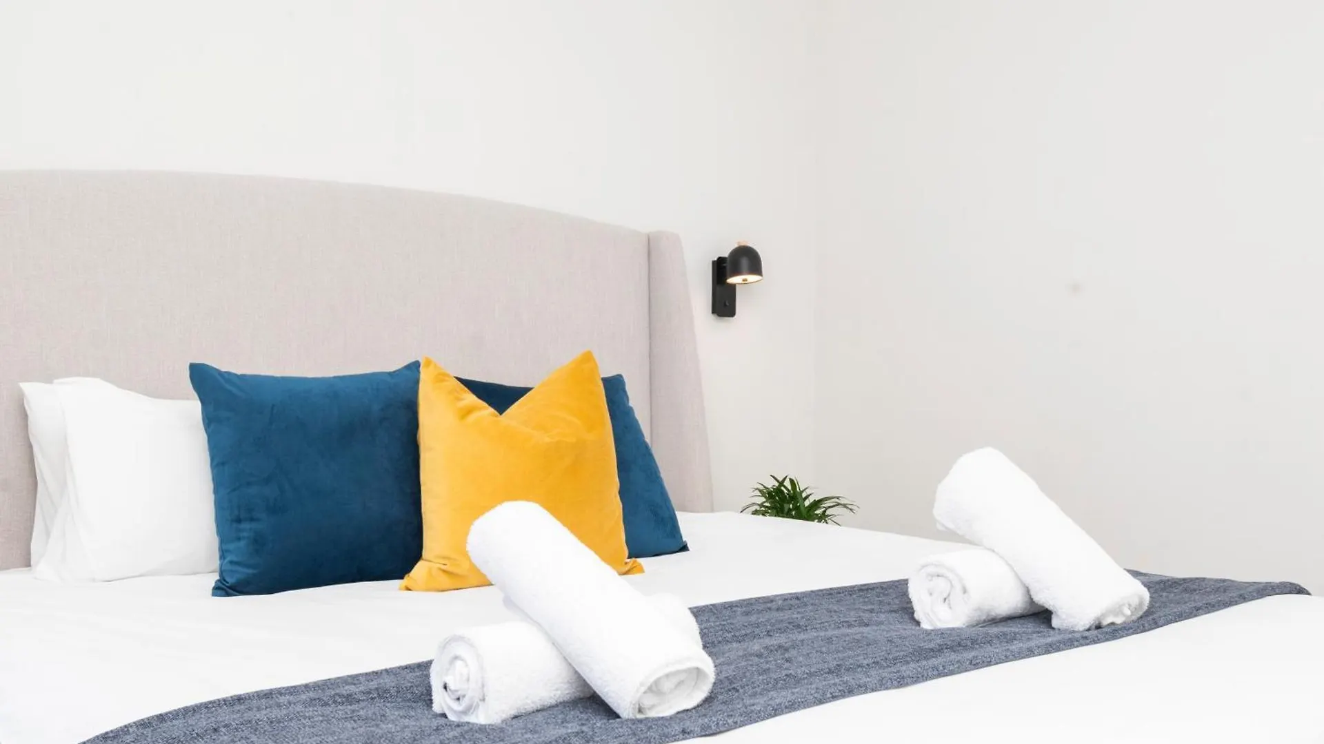 Bright Modern 2Bed1 Central Apartment With Pool Cape Town