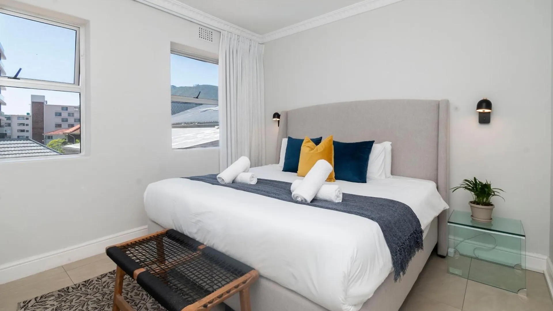 Bright Modern 2Bed1 Central Apartment With Pool Cape Town