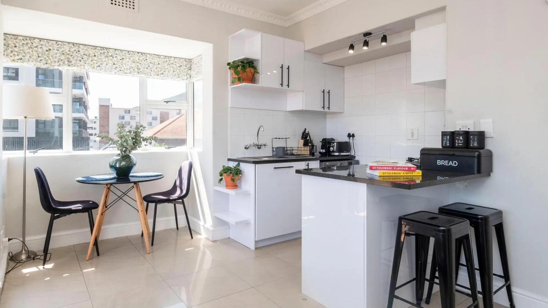 Bright Modern 2Bed1 Central Apartment With Pool Cape Town