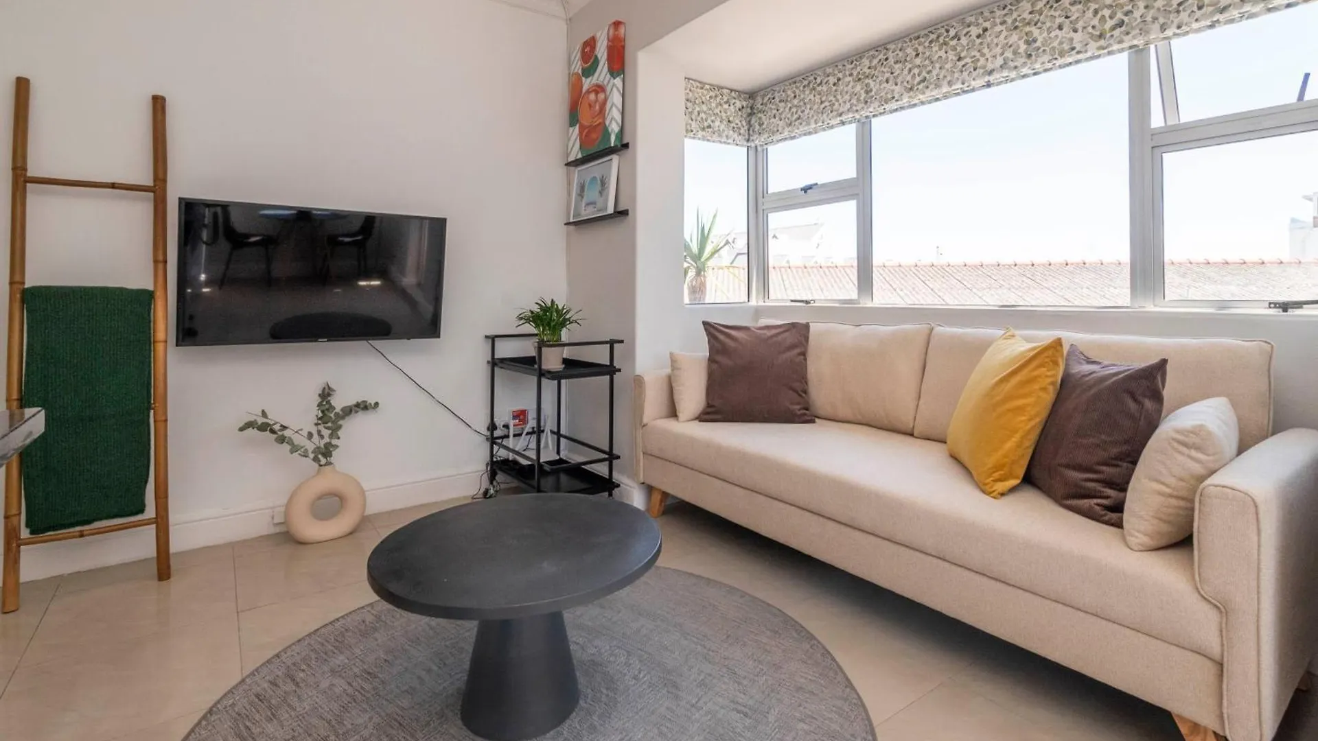 Bright Modern 2Bed1 Central Apartment With Pool Cape Town