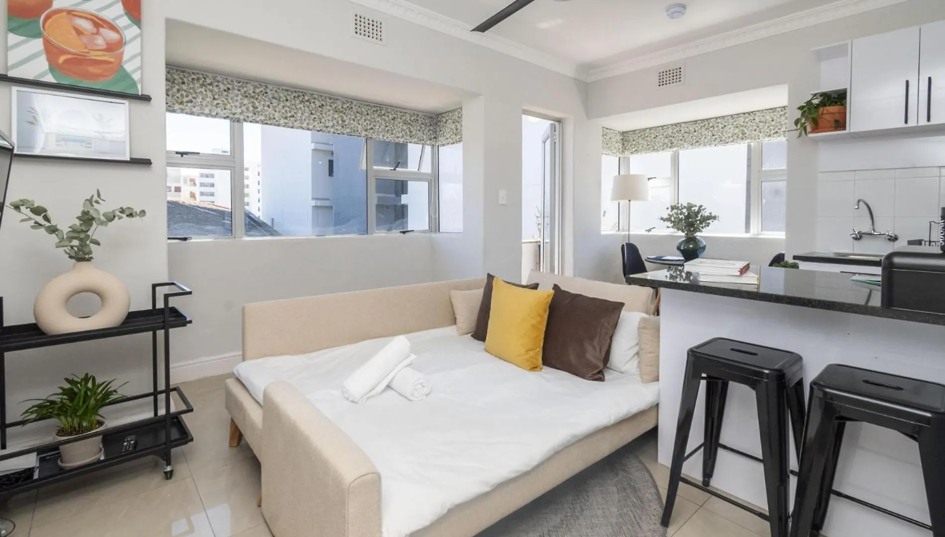 Bright Modern 2Bed1 Central Apartment With Pool Cape Town