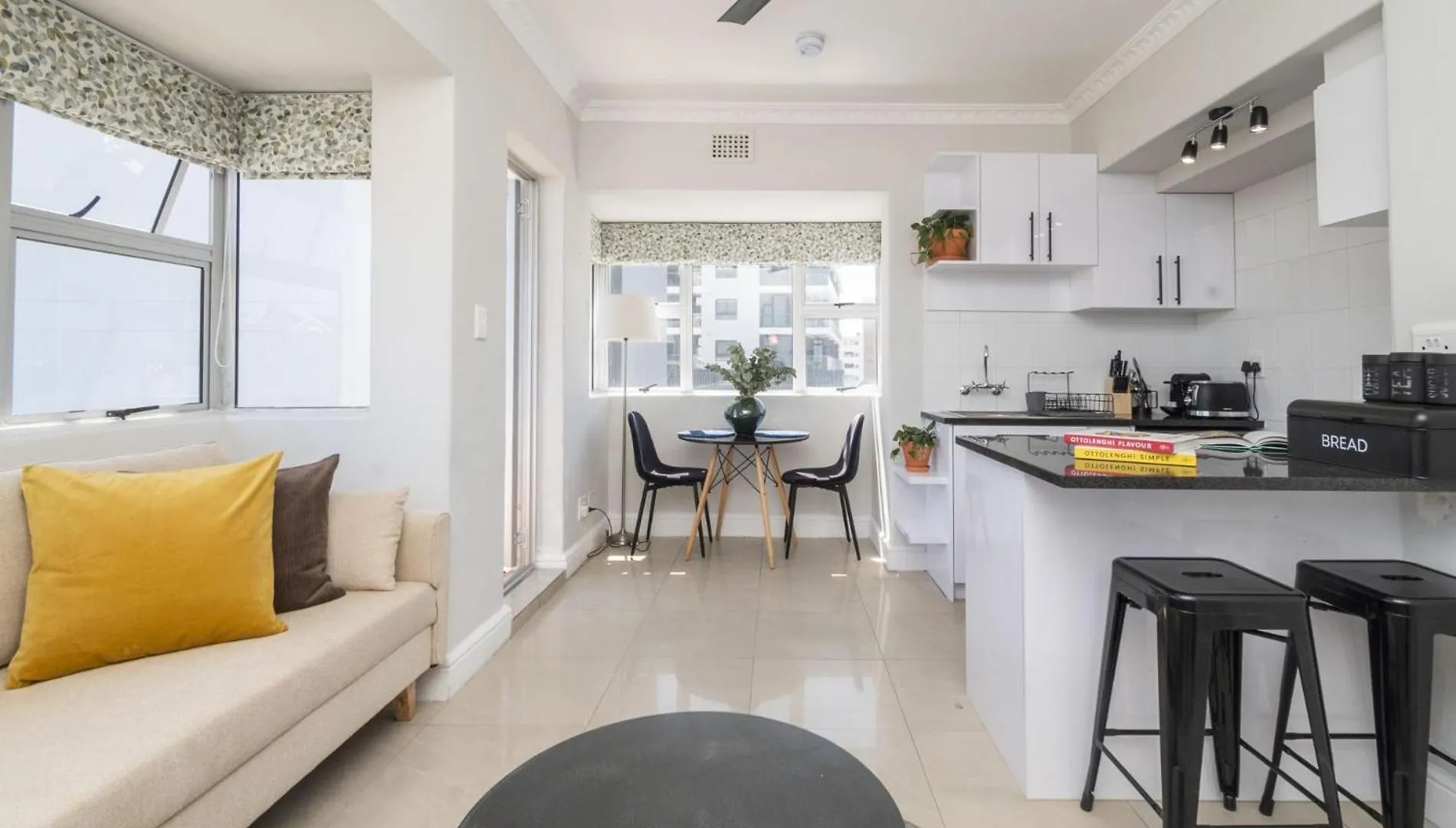 Bright Modern 2Bed1 Central Apartment With Pool Cape Town