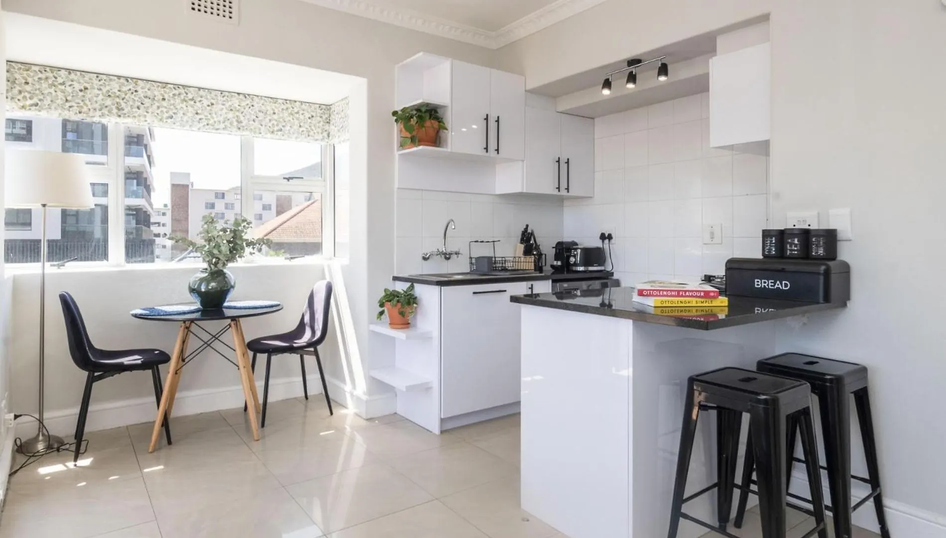 Bright Modern 2Bed1 Central Apartment With Pool Cape Town