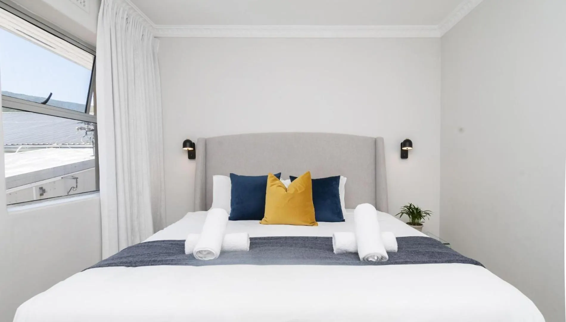 Bright Modern 2Bed1 Central Apartment With Pool Cape Town