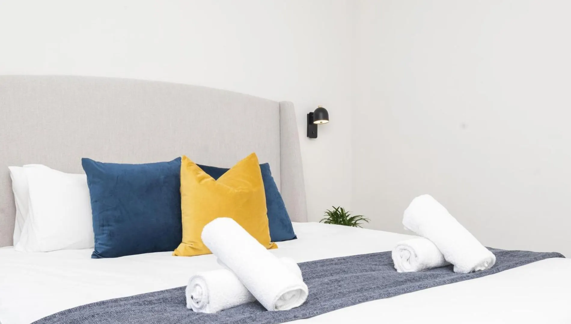 Bright Modern 2Bed1 Central Apartment With Pool Cape Town