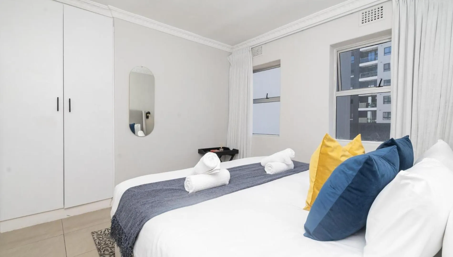Bright Modern 2Bed1 Central Apartment With Pool Cape Town