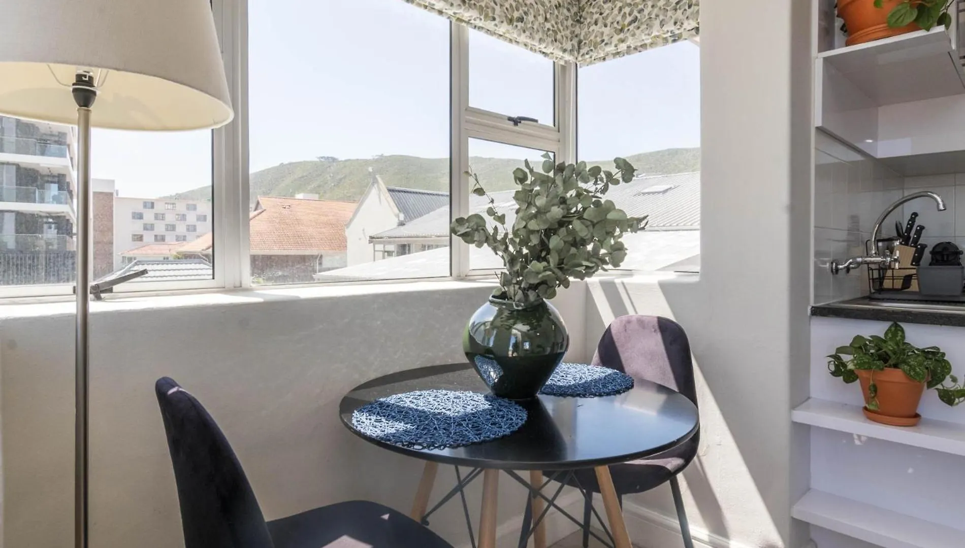 Bright Modern 2Bed1 Central Apartment With Pool Cape Town